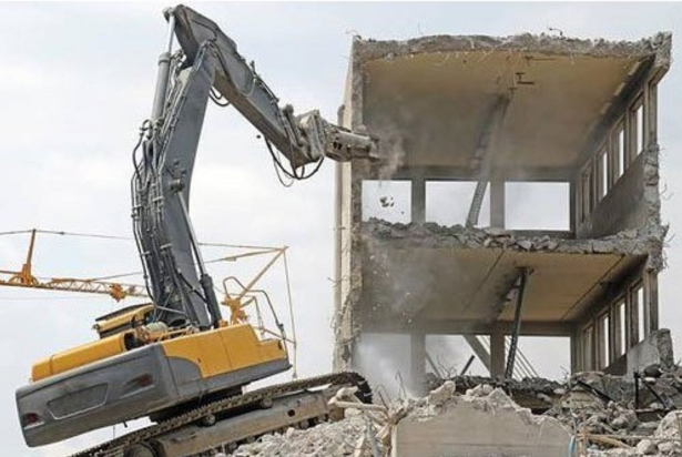 عملية هدم فيلا سكنية في حي راقي بالرياض بشكل آمن